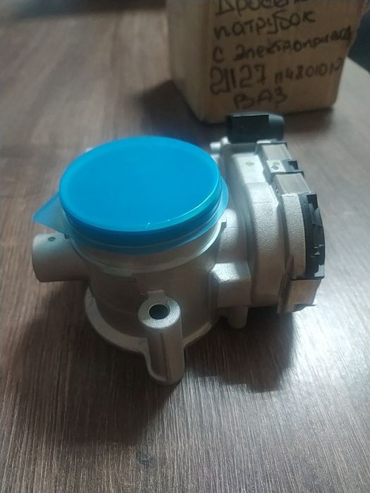 Дросельний патрубок з електроприводом