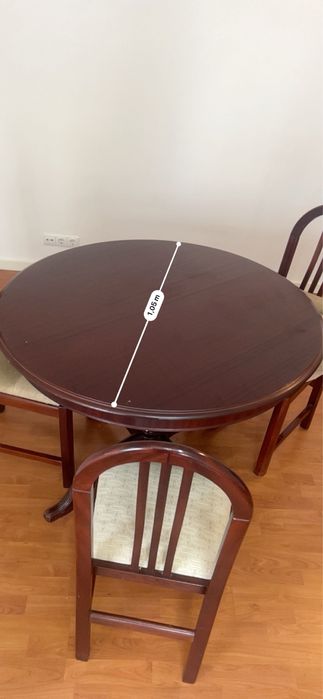 Mesa de madeira redonda + 3 cadeiras