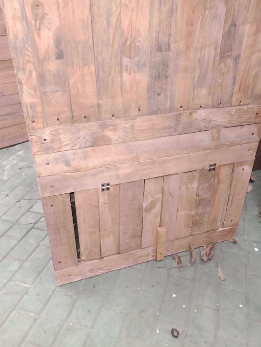 Kibelek WC drewniany.