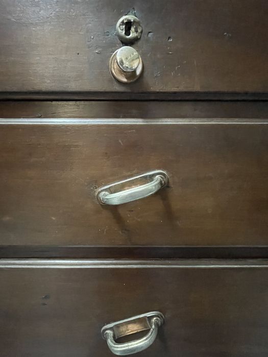 Vende-se cómoda com mais de 100 anos