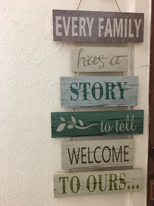 Placa de parede nova . Cerca de 1 m alt