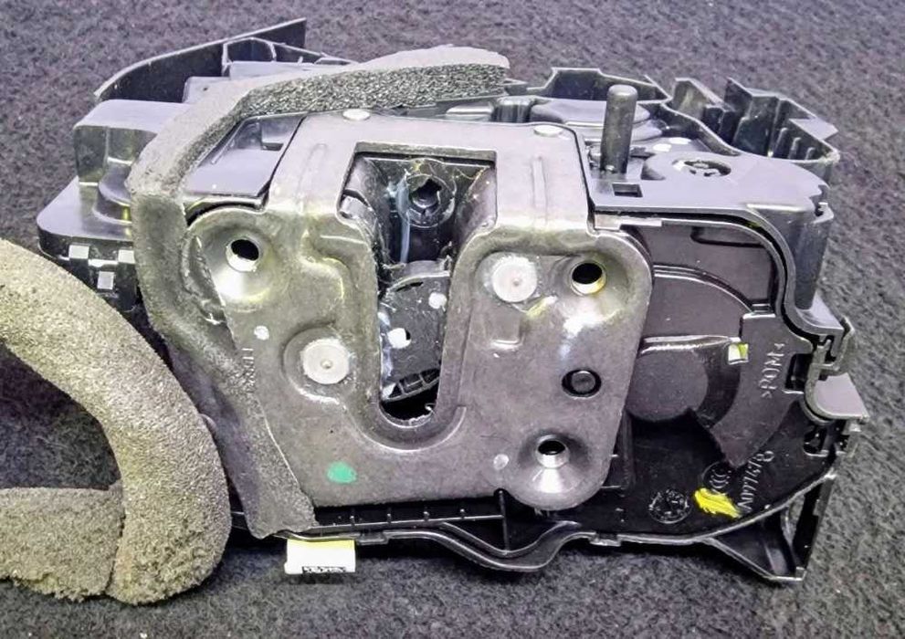 Fechadura / Fecho Porta Trás Esquerdo 825037142R - RENAULT MEGANE IV Hatchback