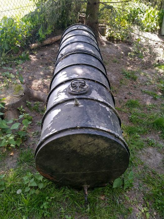 Zbiornik na paliwo lub wodę z nierdzewki.