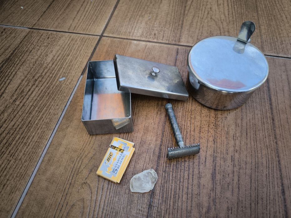 Caixas Farmácia Antigas c/ Maquina de Barbear Antiga