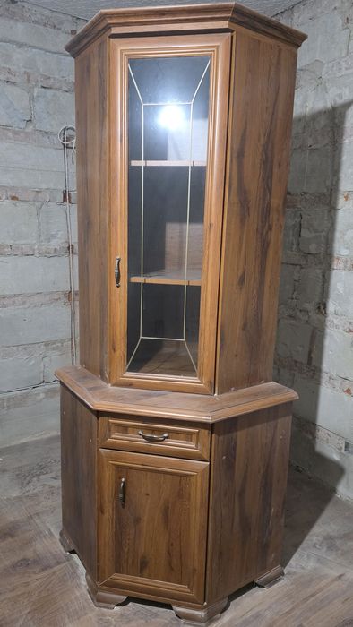 Witryna narożna, gablotka