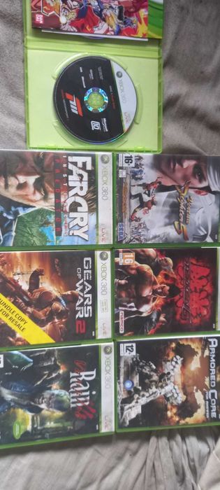 Xbox 360 com jogos e um comando