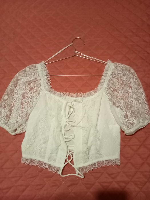 Top branco com cordoes