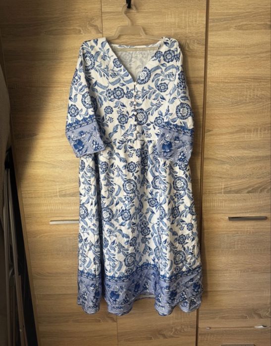 Sukienka okazjonalna elegancka z niebieskimi wzorami