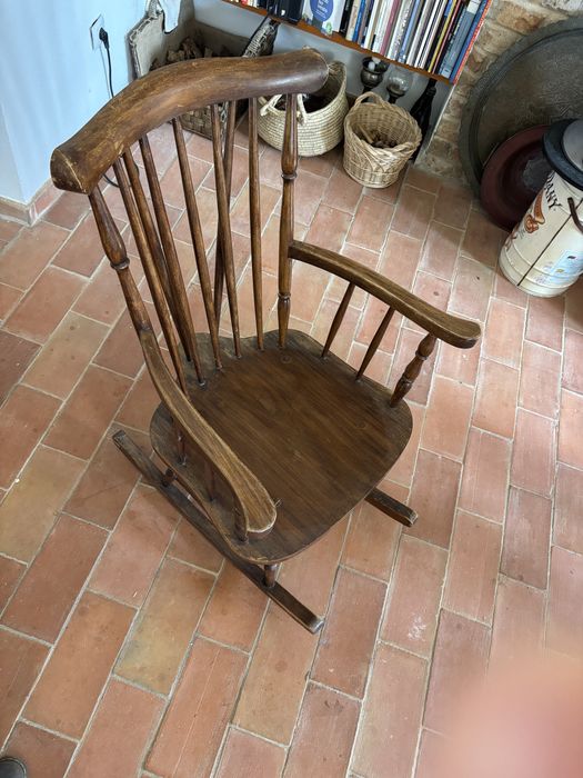 Cadeira de baloiço antiga em madeira – estilo Windsor