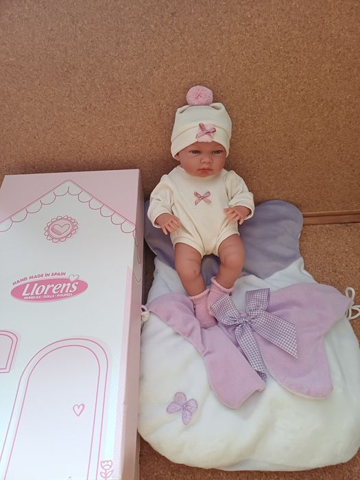 Boneca bebé com roupas, alcofa e caixa 
Como nova