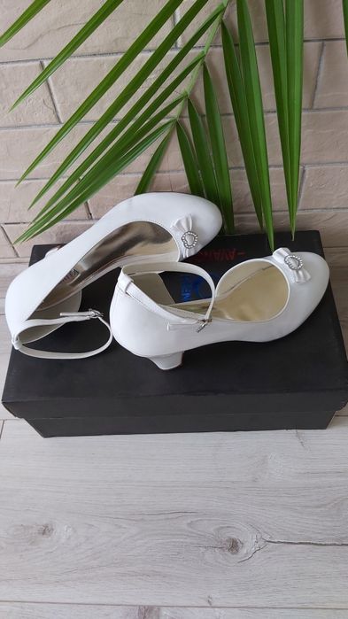 Лодочки CELEBRITA 38 розмір.Нові. Весільні. ШИКАРНІ.