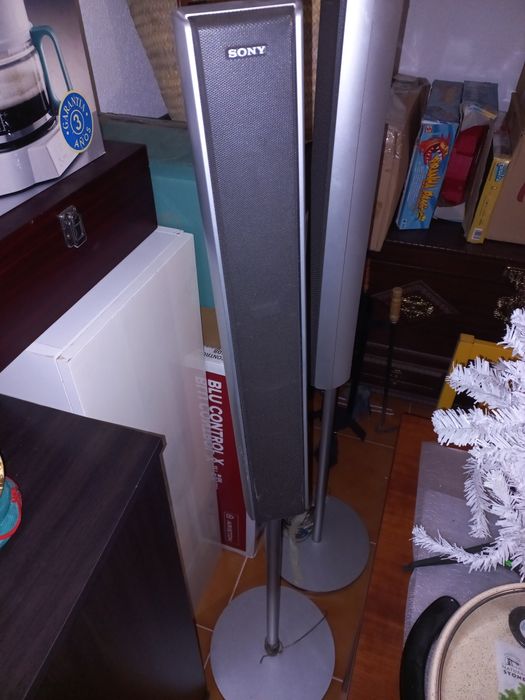 Leitor dvd com 4 colunas altas, 1 pequena e 1 média