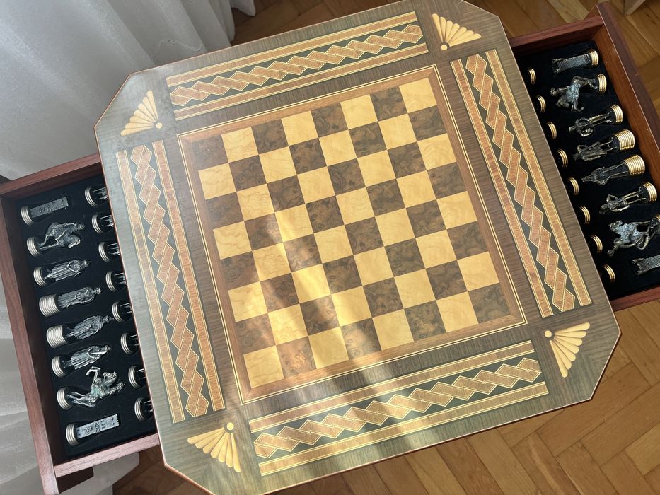 Mesa de xadrês com figuras em estanho e acabamentos em ouro e prata