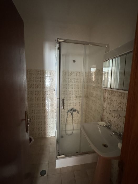 Arrendam se quarto a 50 metros da UBI