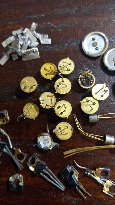 Радіодеталі різні.