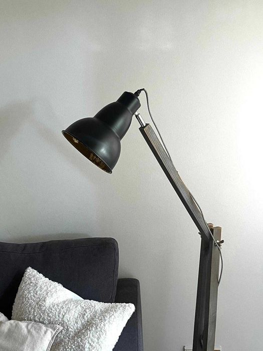 Candeeiro de Pé - loja Casa - Preto e Dourado