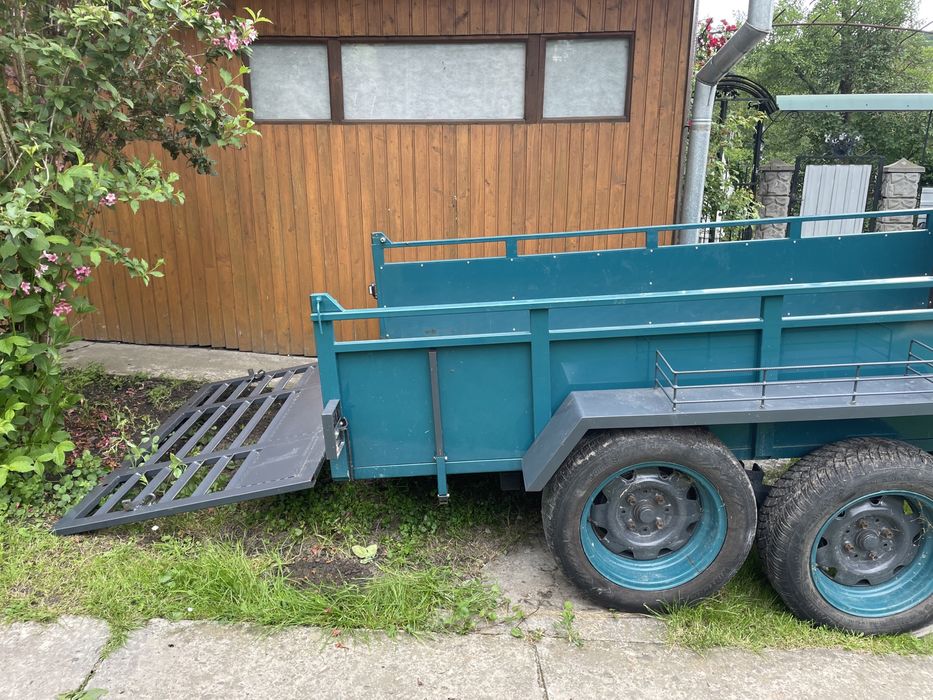 Причіп автомобільний самоскидний з підйомником трапом для господарства