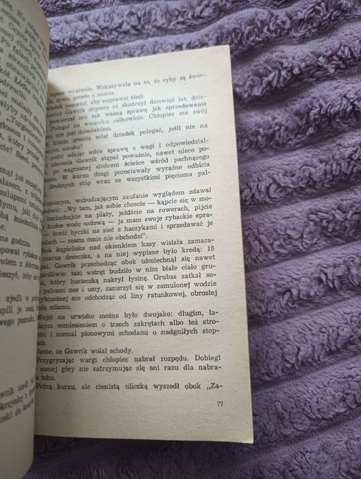 Samotny biały żagiel