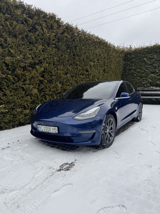 Продам власну машину Tesla Model 3