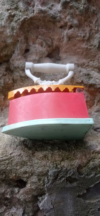 Żelazko plastikowe. Zabawka z czasów PRL Kolekcja zabawek.