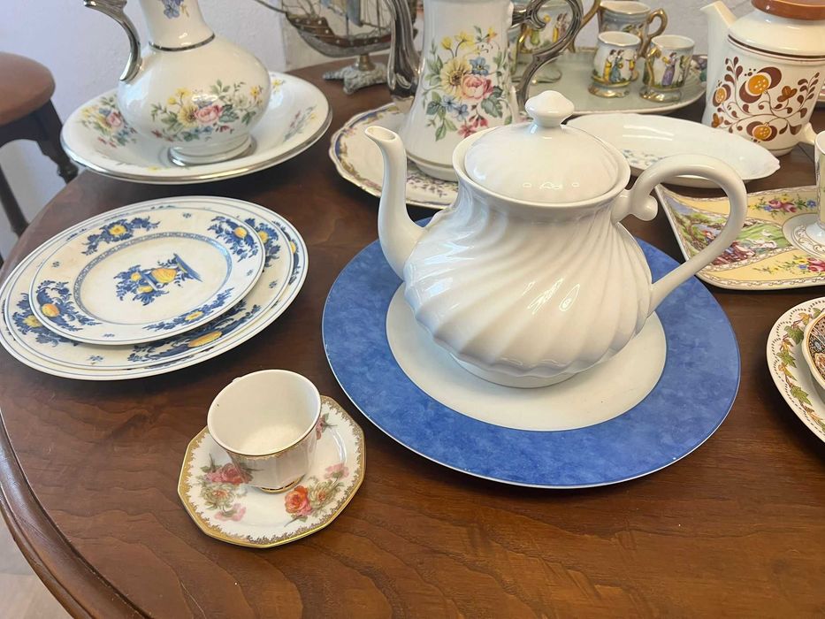 Lote Exclusivo de Porcelanas Finas e Cristais – Estado Impecável