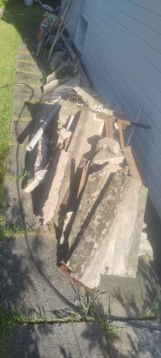 Oddam płyty chodnikowe oraz gruz.
