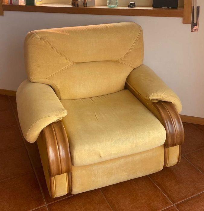 Poltrona amarela estilo vintage
