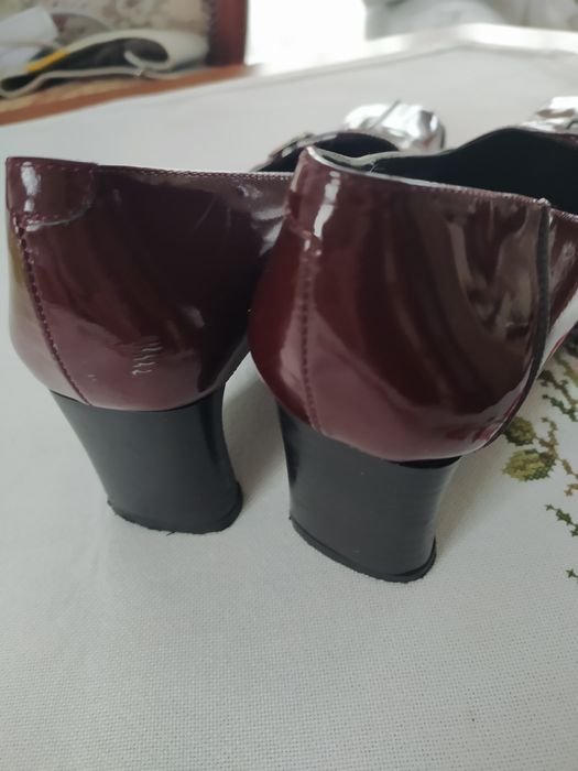 Lakierki damskie.