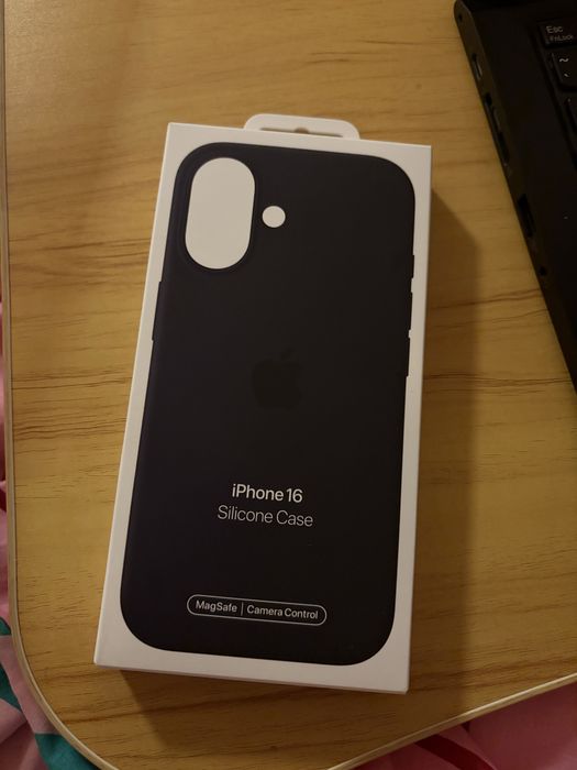 Nowe, czarne Etui marki Apple na IPhone 16