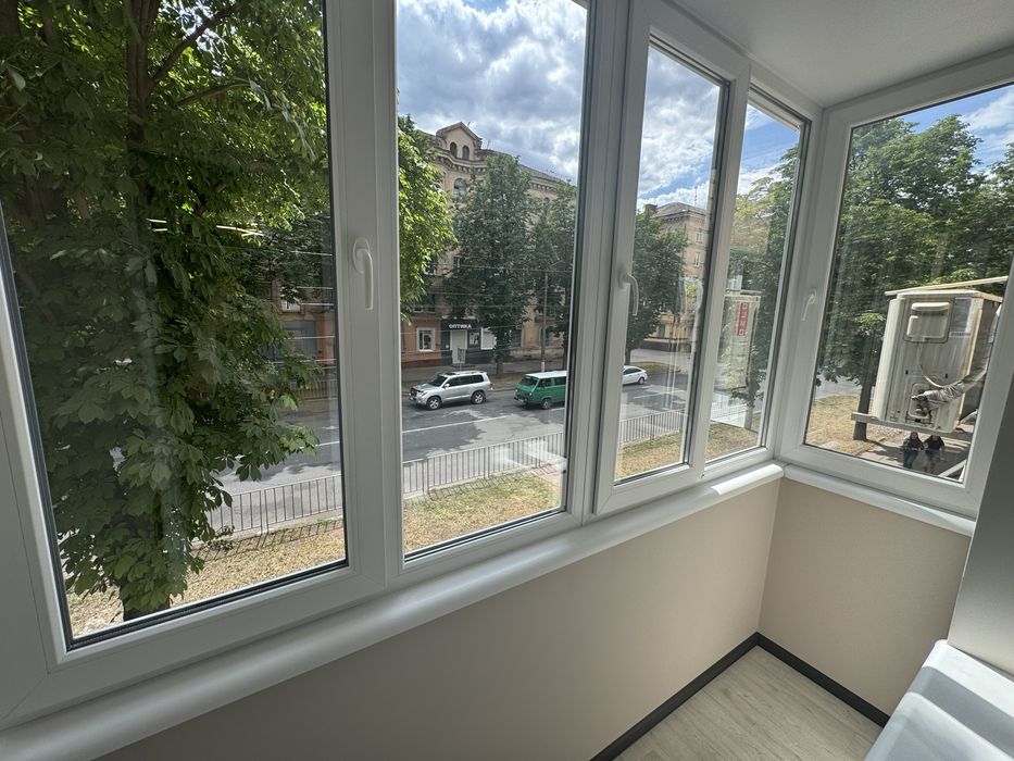 Здається 2 кімнатна в центрі міста .