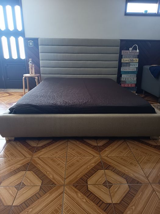 Cama com estrado e colchão 200cm X  180cm