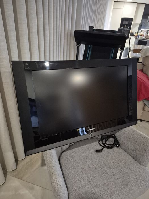 Televisão Samsung, incluído o suporte de parede