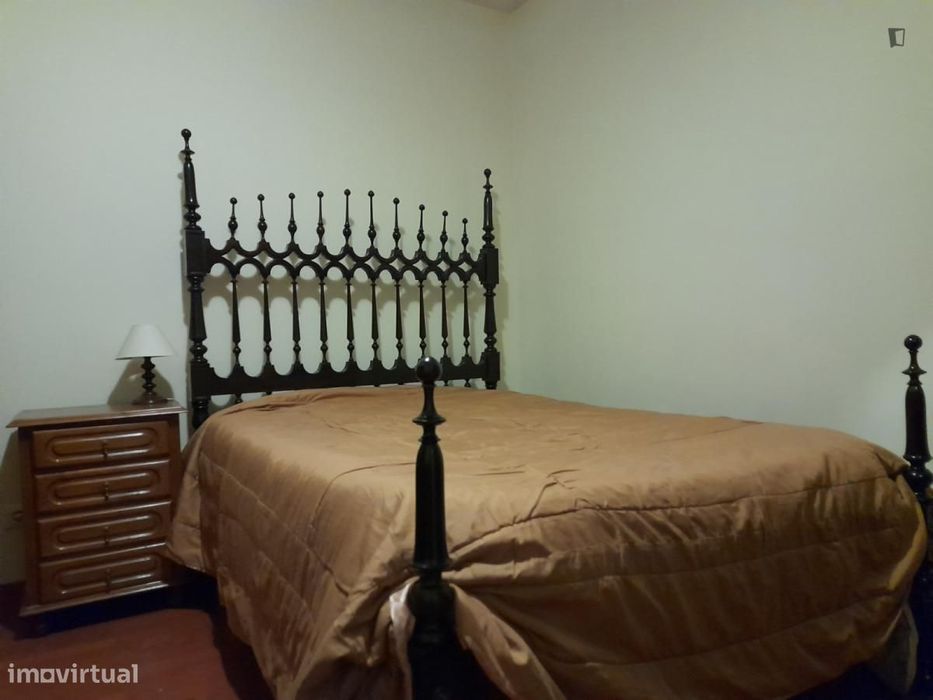 Quarto - localizado em Paranhos Porto