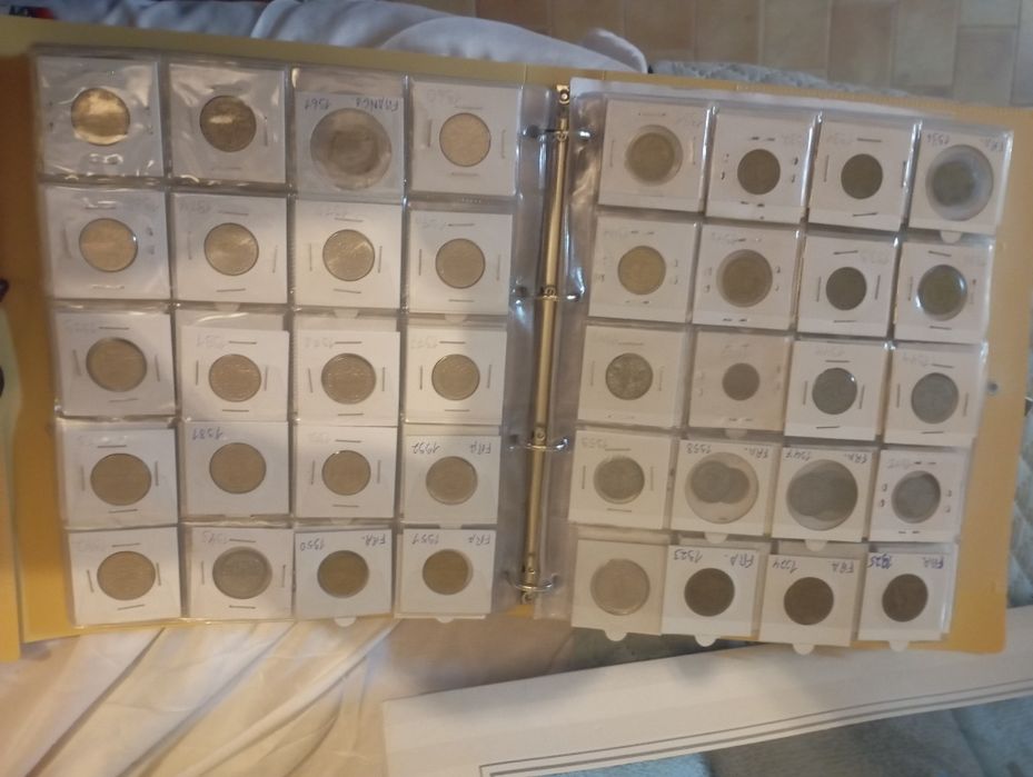 à venda: 
cerca de 450 moedas de diferentes países.