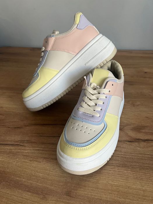 Buty sportowe pastelowe beżowe