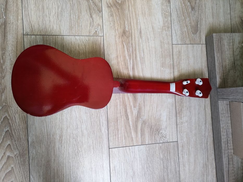 Ukulele czerwone