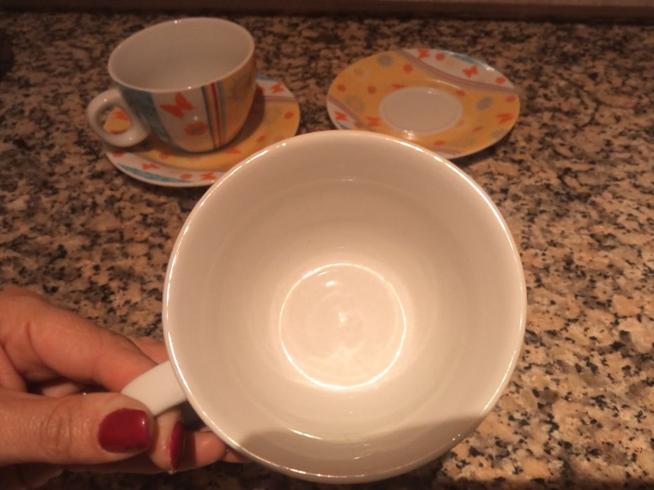 Chávenas com pratos D'casa