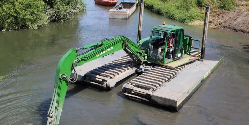 Плавающий экскаватор Амфибия .Очистка от ила, камыша, мусора, деревьев