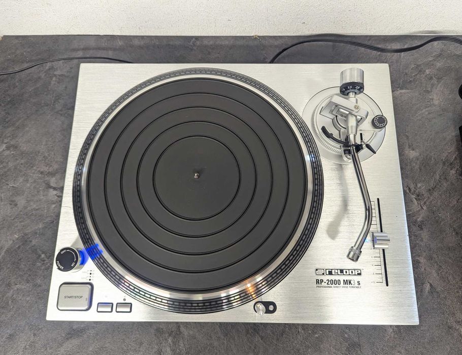 Програвач платівок Reloop RP-2000 MK3s.