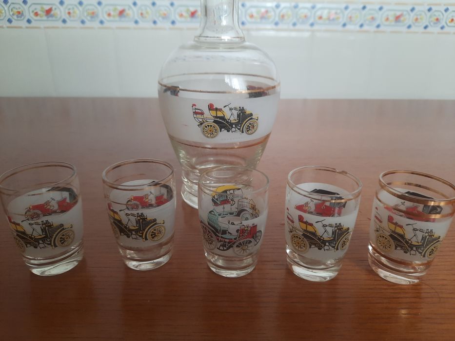 Conjunto  de garrafa e copos