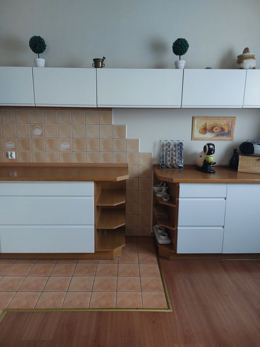 Meble kuchenne, zmywarka, kuchenka i piekarnik, okap
