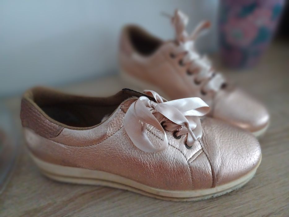 Ténis dourado em bom estado!