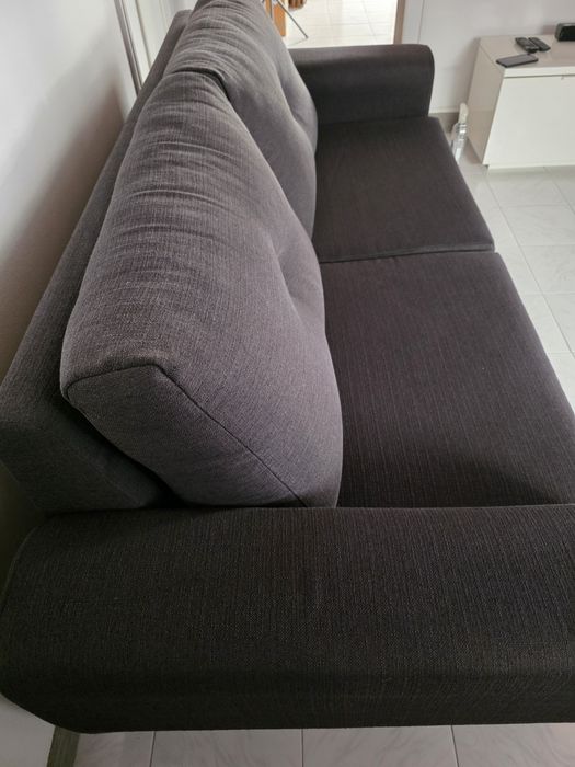 Sofá cinzento em bom estado