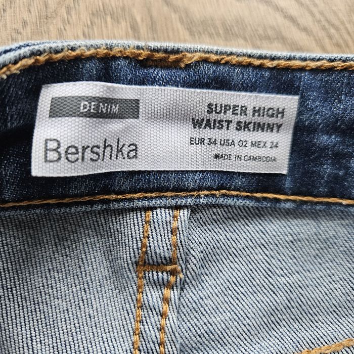 Jeansy Bershka niebieskie
