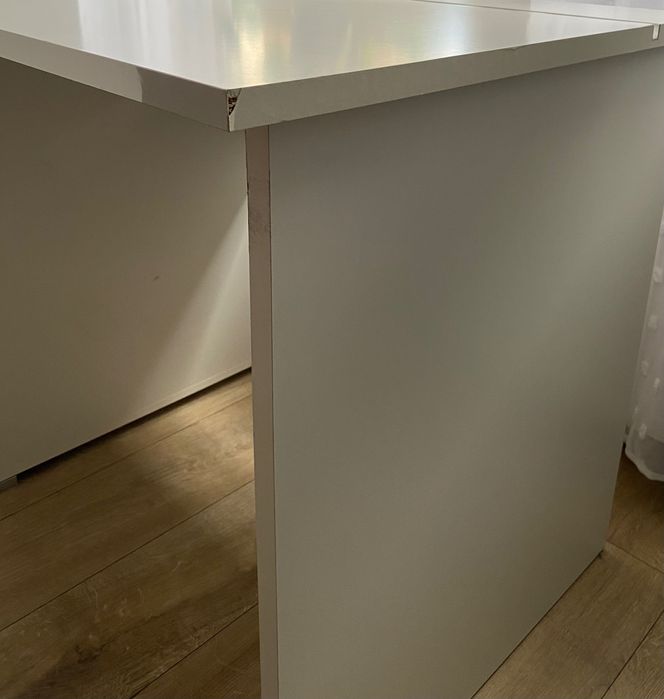 Białe solidne biurko