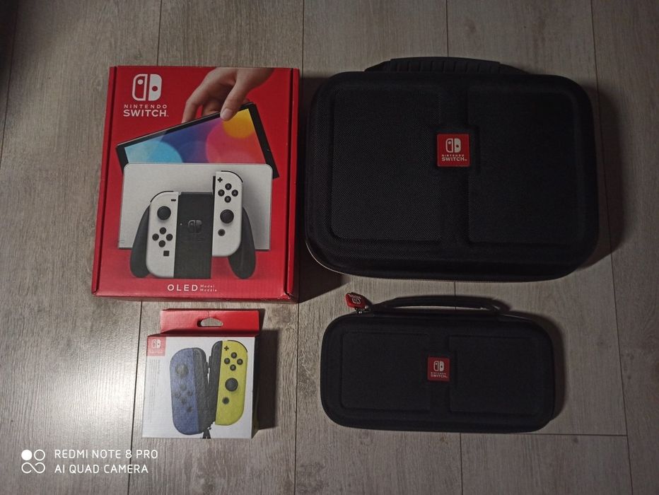 Nintendo switch oled + dwie obudowy i zestaw Joy con