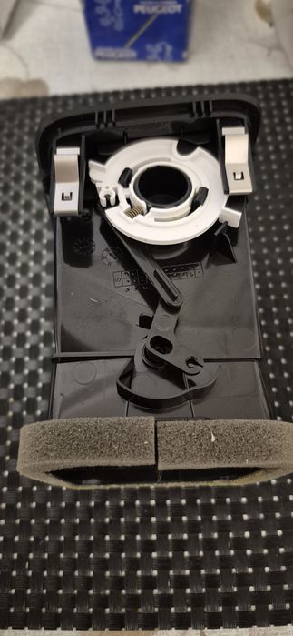 Oryginalna Kratka Nawiewu Prawa Skoda Yeti 5L0819702 Nowa OEM NOS
