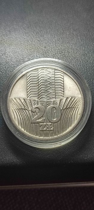 Moneta 20 złotych 1974 kłosy wieżowiec w kapclu ochronnym  bdb stan