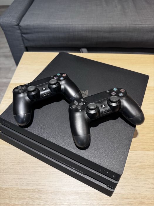 PS4 Pro 1TB + 2 Comandos
