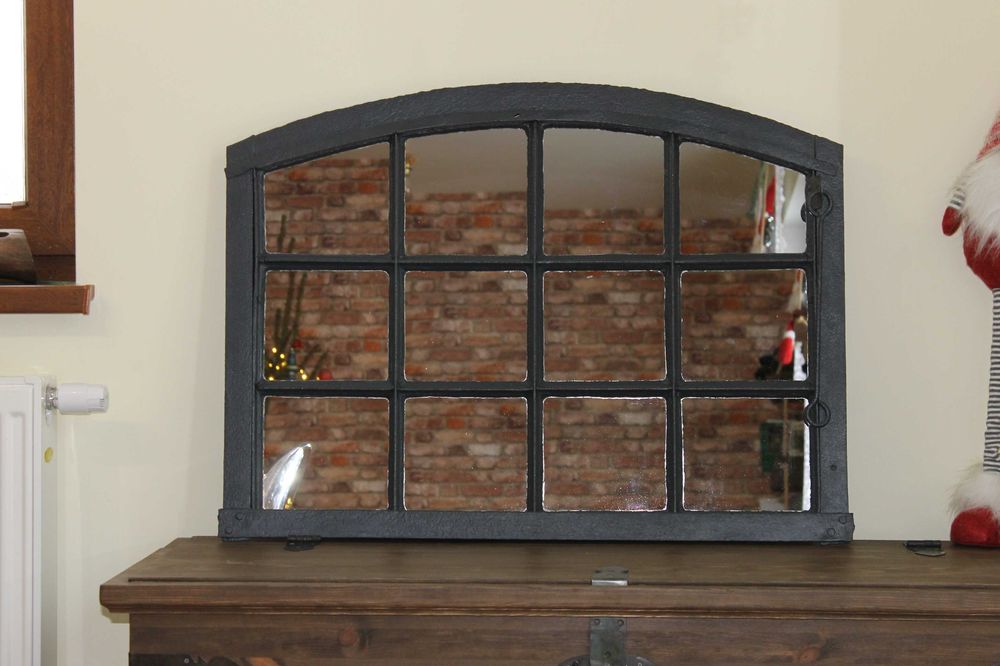 Lustro loft w starnym metalowym oknie